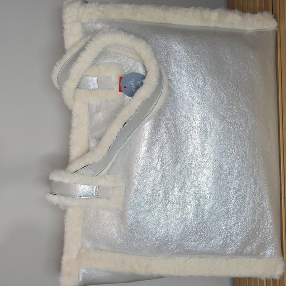 Silver Tote With Cream Faux Fur Trim - Picture 4 of 9